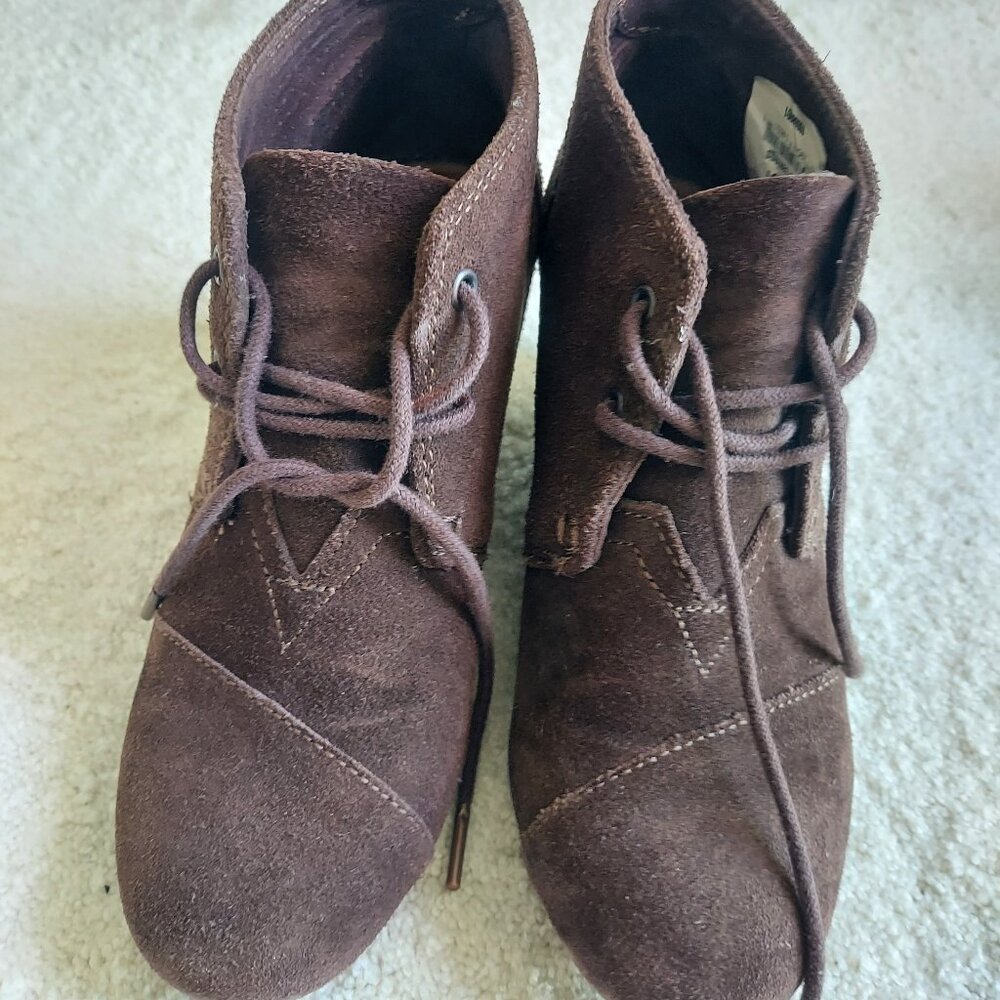 Toms Suede Chocolate Brown Wedge Bootie with Laces EUC